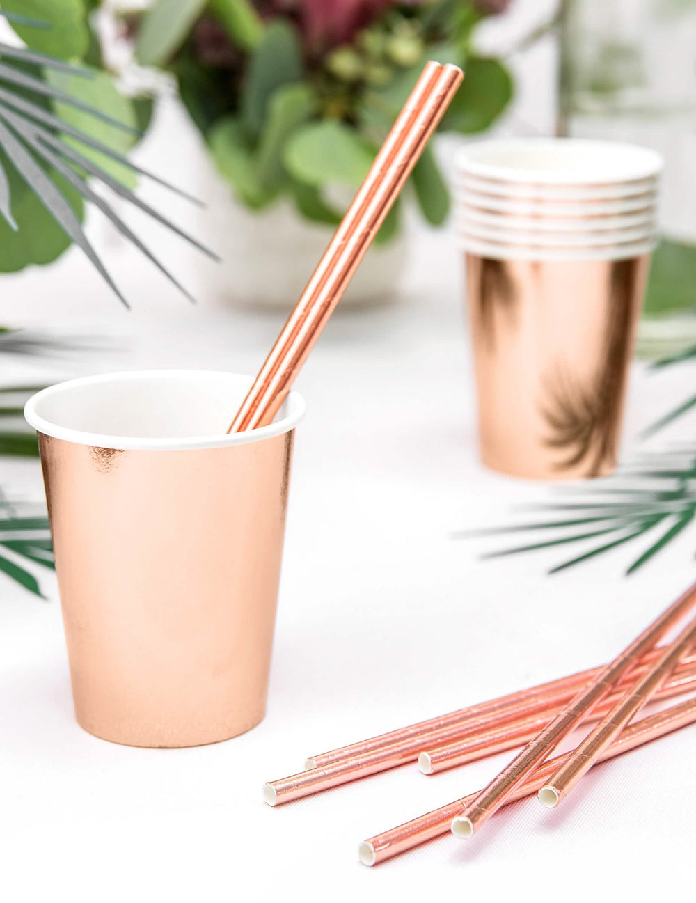 Mise en scène avec pailles des gobelets rose gold pour fête