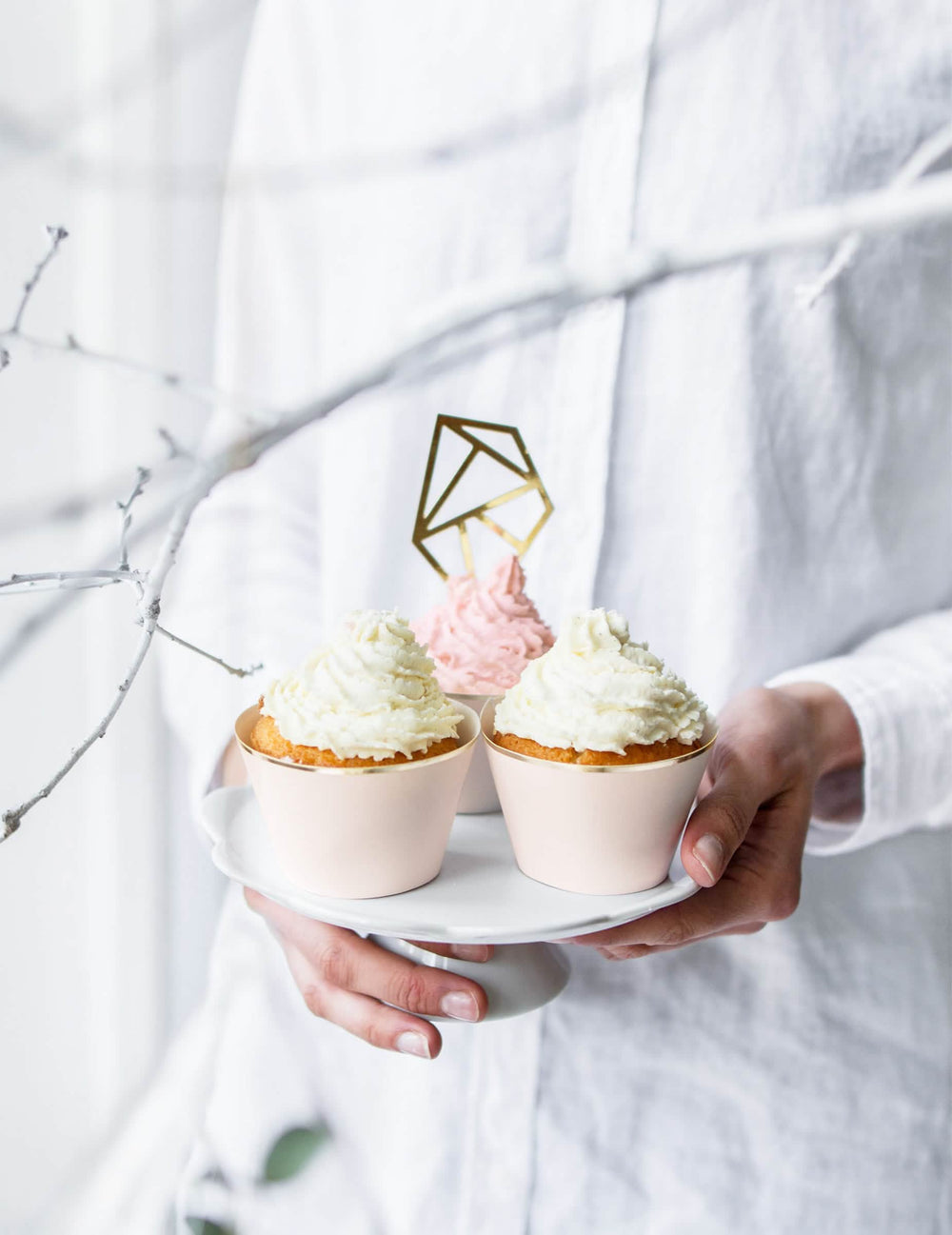 Zobrazení obalů na cupcake v pudrově růžové a metalické zlaté z kartonu
