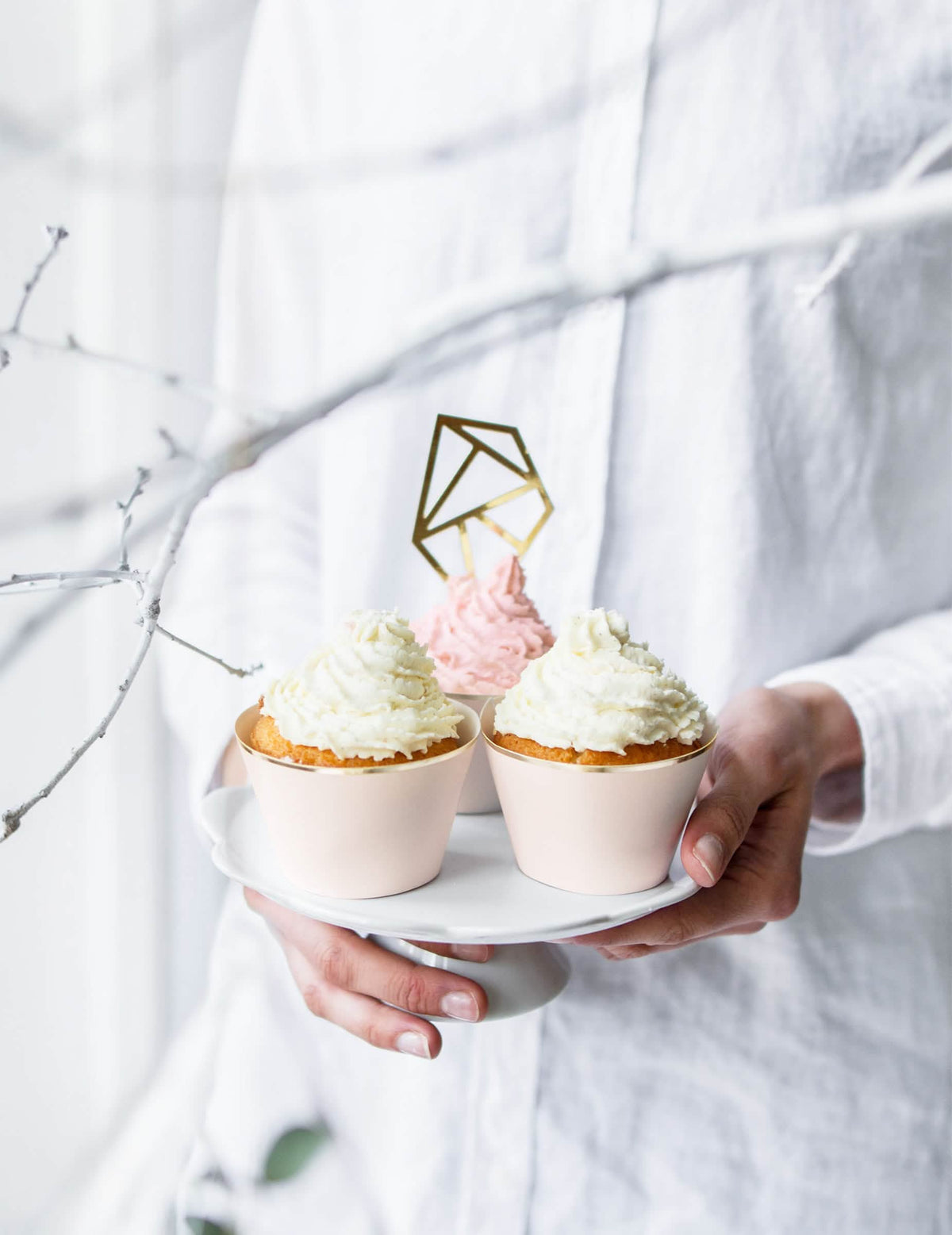Zobrazení obalů na cupcake v pudrově růžové a metalické zlaté z kartonu
