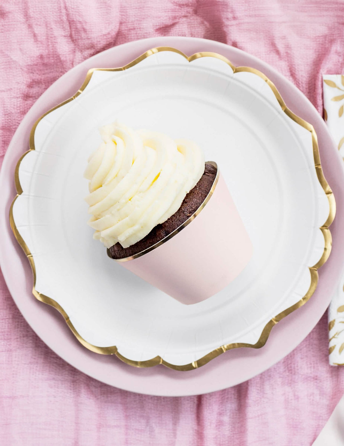 Detail obalů na cupcake v pudrově růžová a metalické zlatá v kartonu