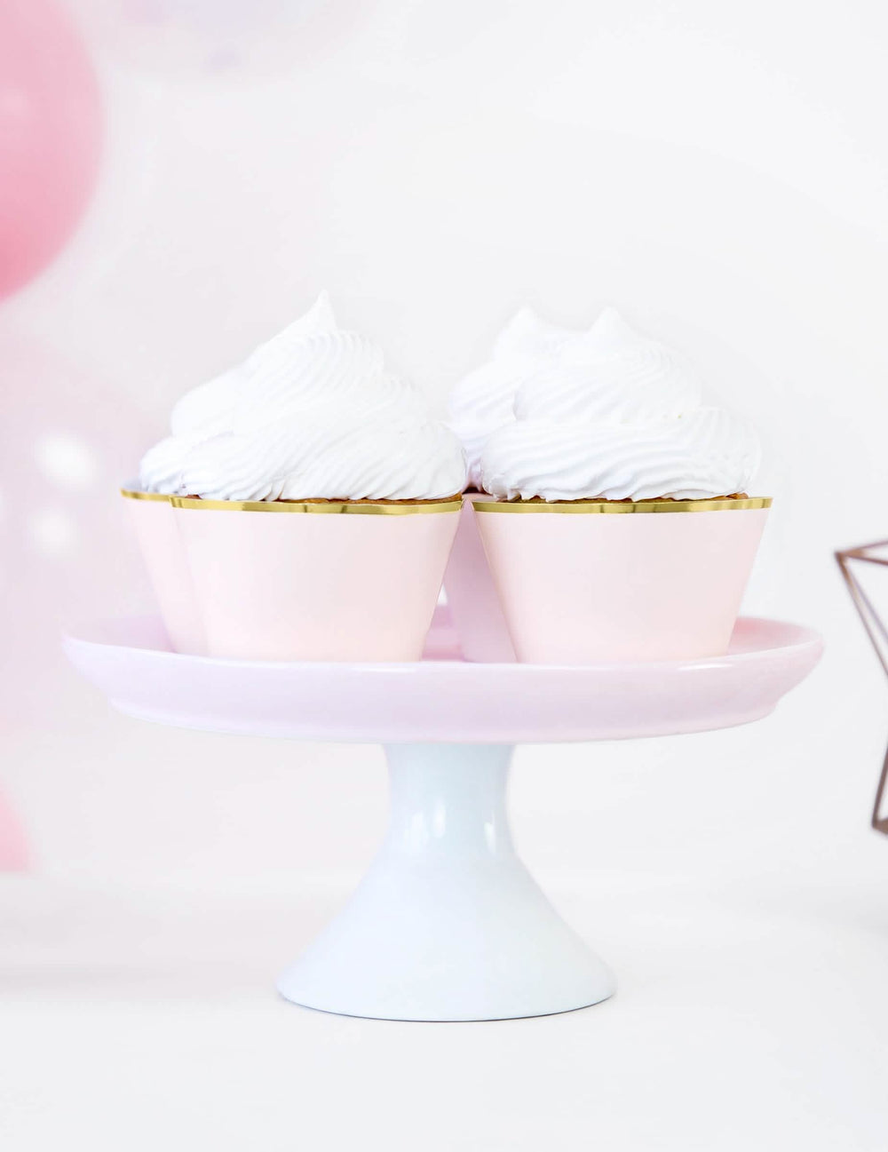 Prezentace na stojanu obalů na cupcake v pudrově růžové a metalicky zlaté barvě z kartonu