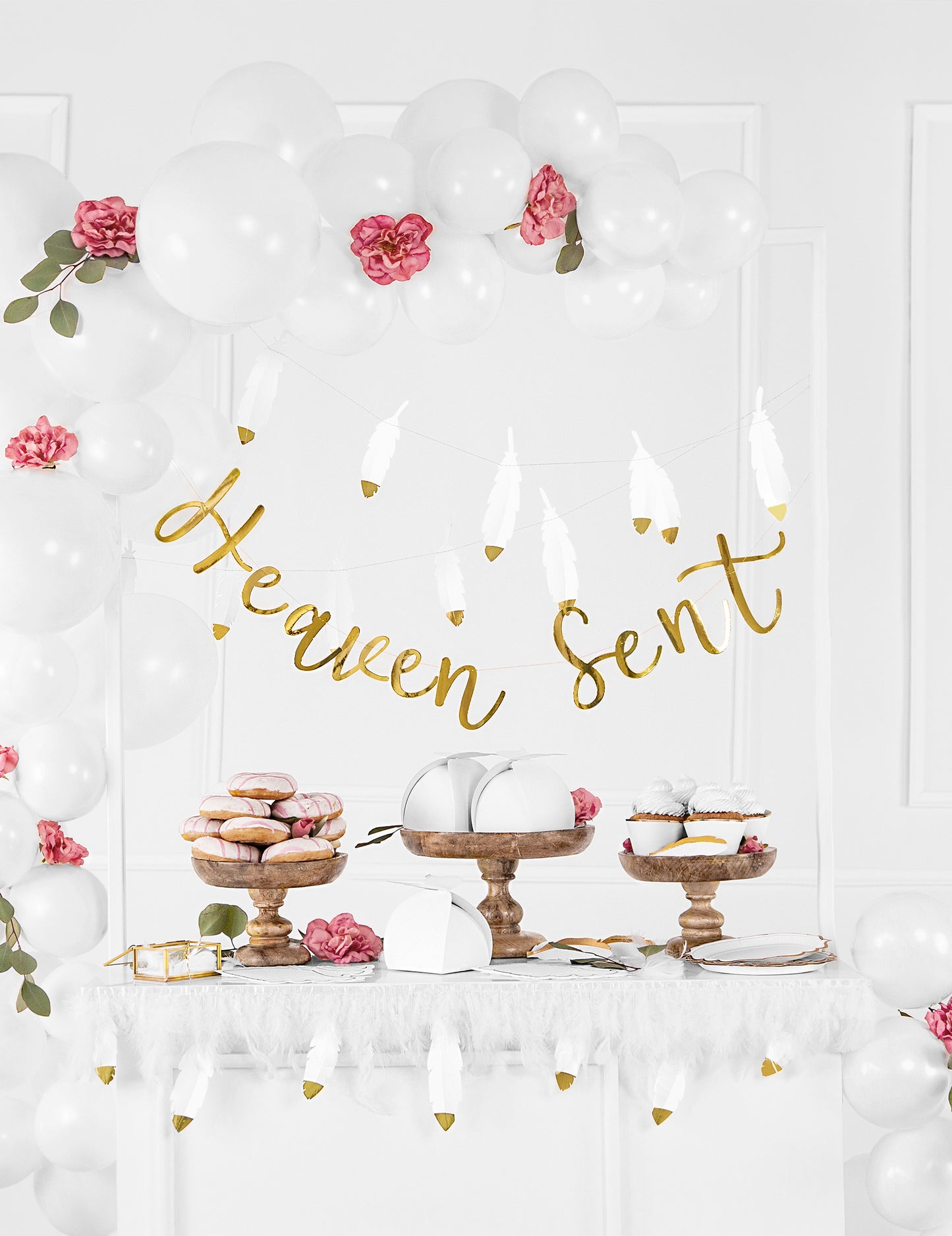 6 bílých a zlatých papírových obalů na košíčky pro svatby