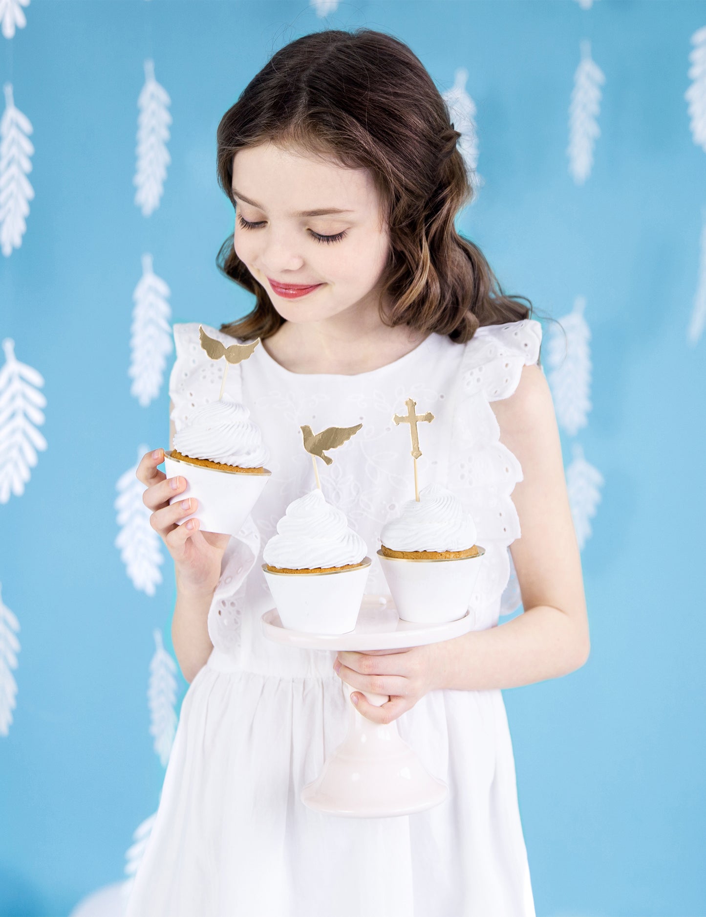 6 bílých a zlatých papírových obalů na košíčky pro svatby