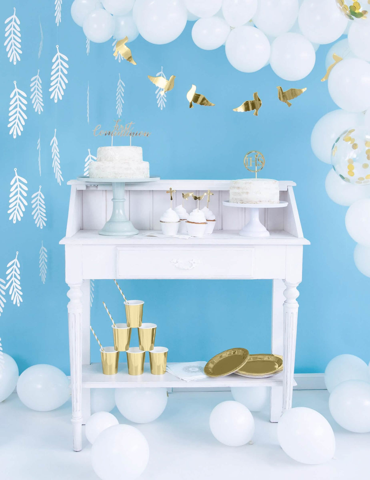 Uspořádání na bílé bufetové tabuli z papírových obalů na cupcaky na svatbu