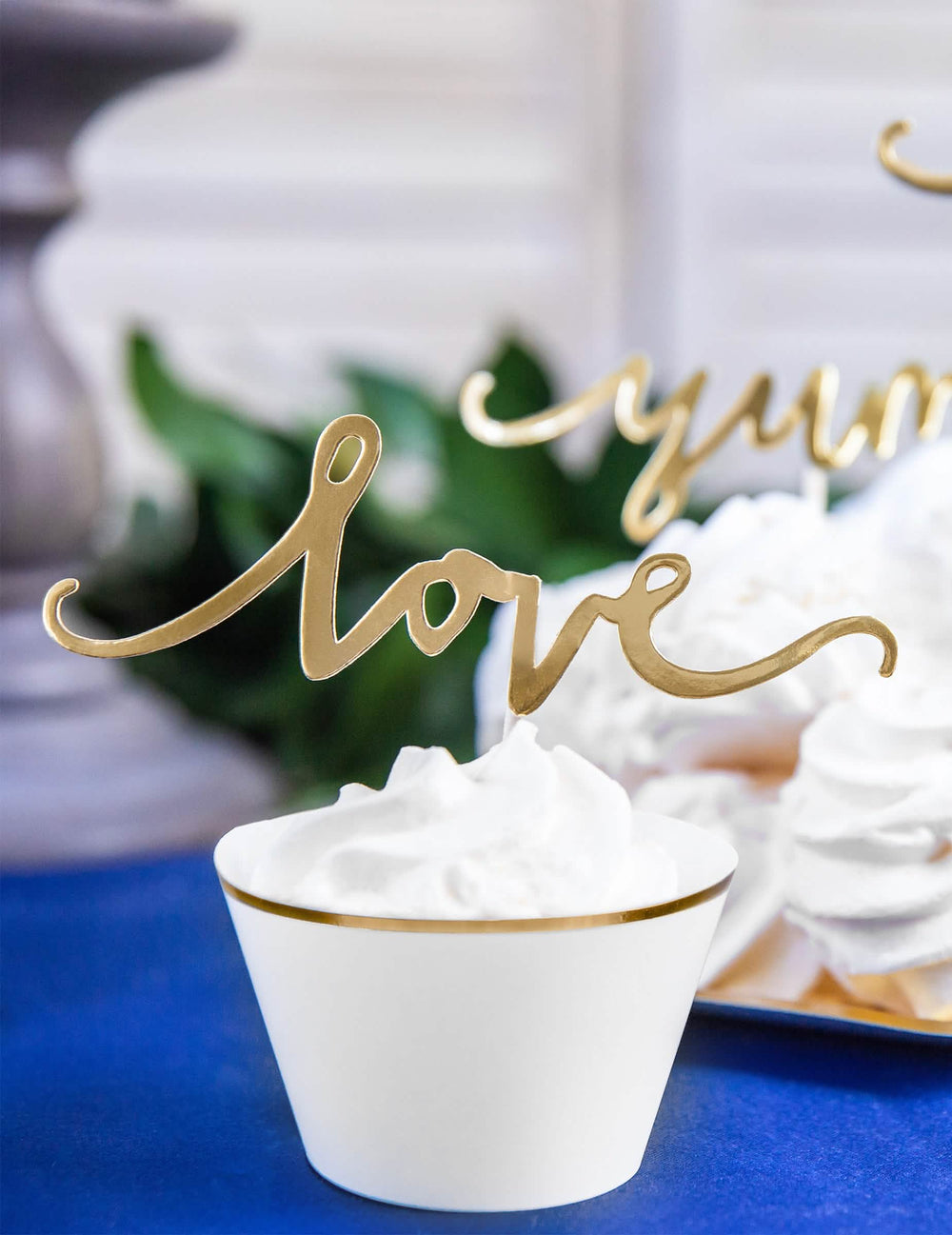 Detail na zlatá cake topper love z papírových dekorací na cupcakes pro svatbu