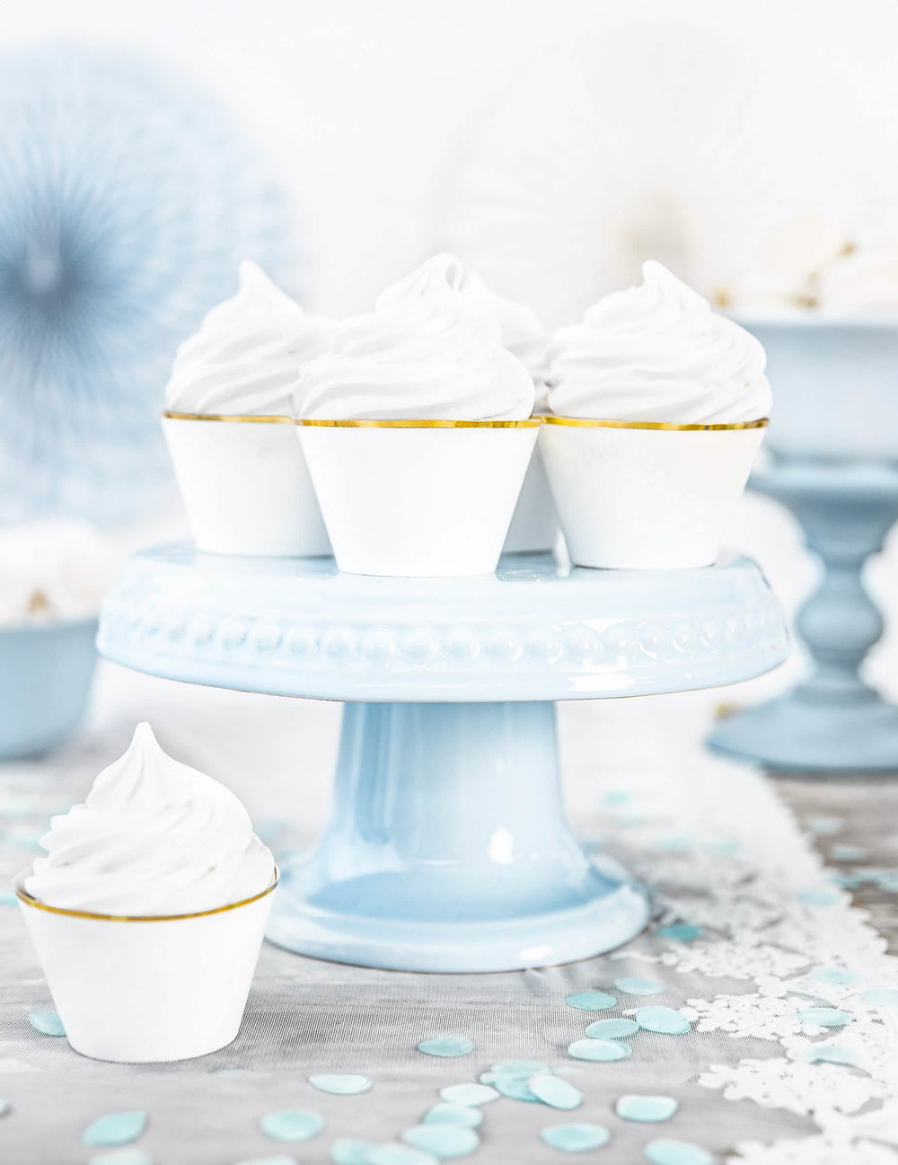 Pohled na stojan na dorty s papírovými zápichy na cupcakes na svatbu