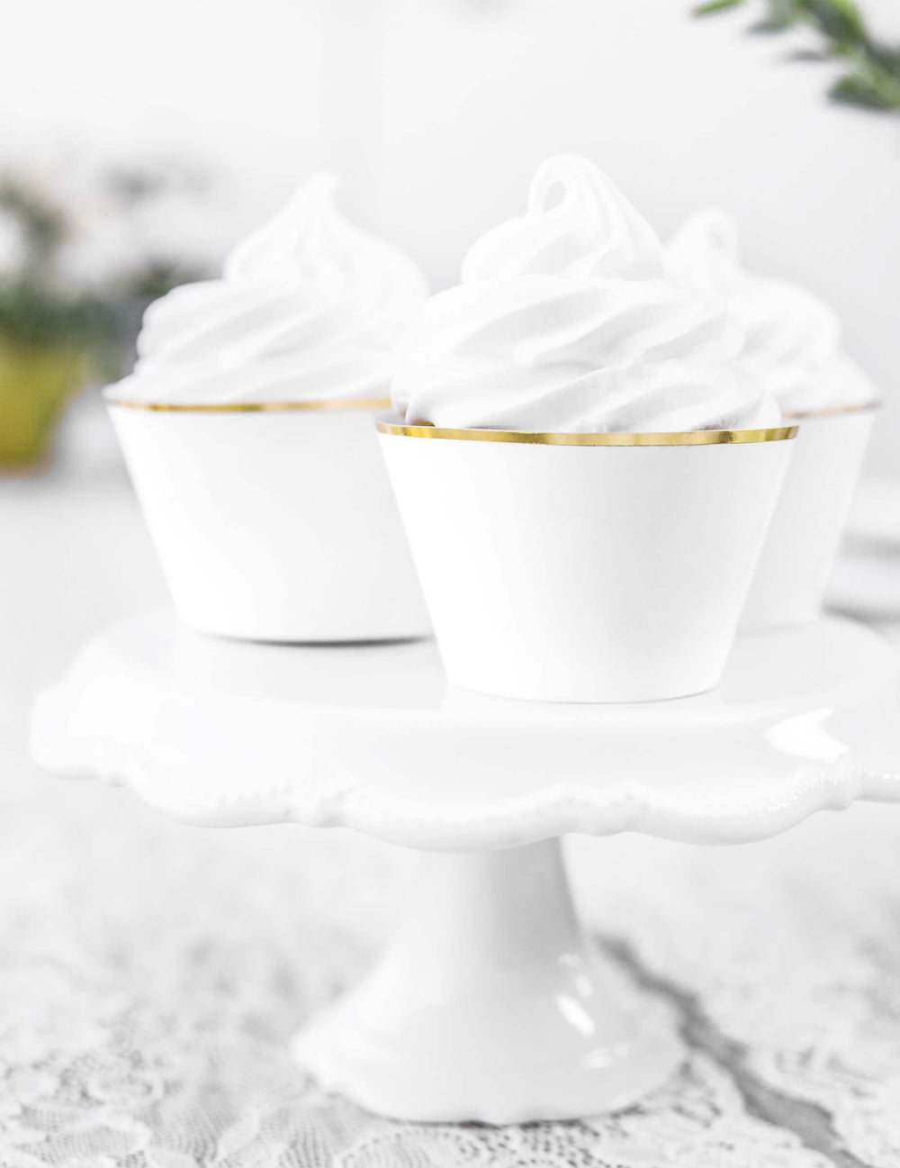 Detail na zlatá okraj papírových obalů na cupcakes na svatbu