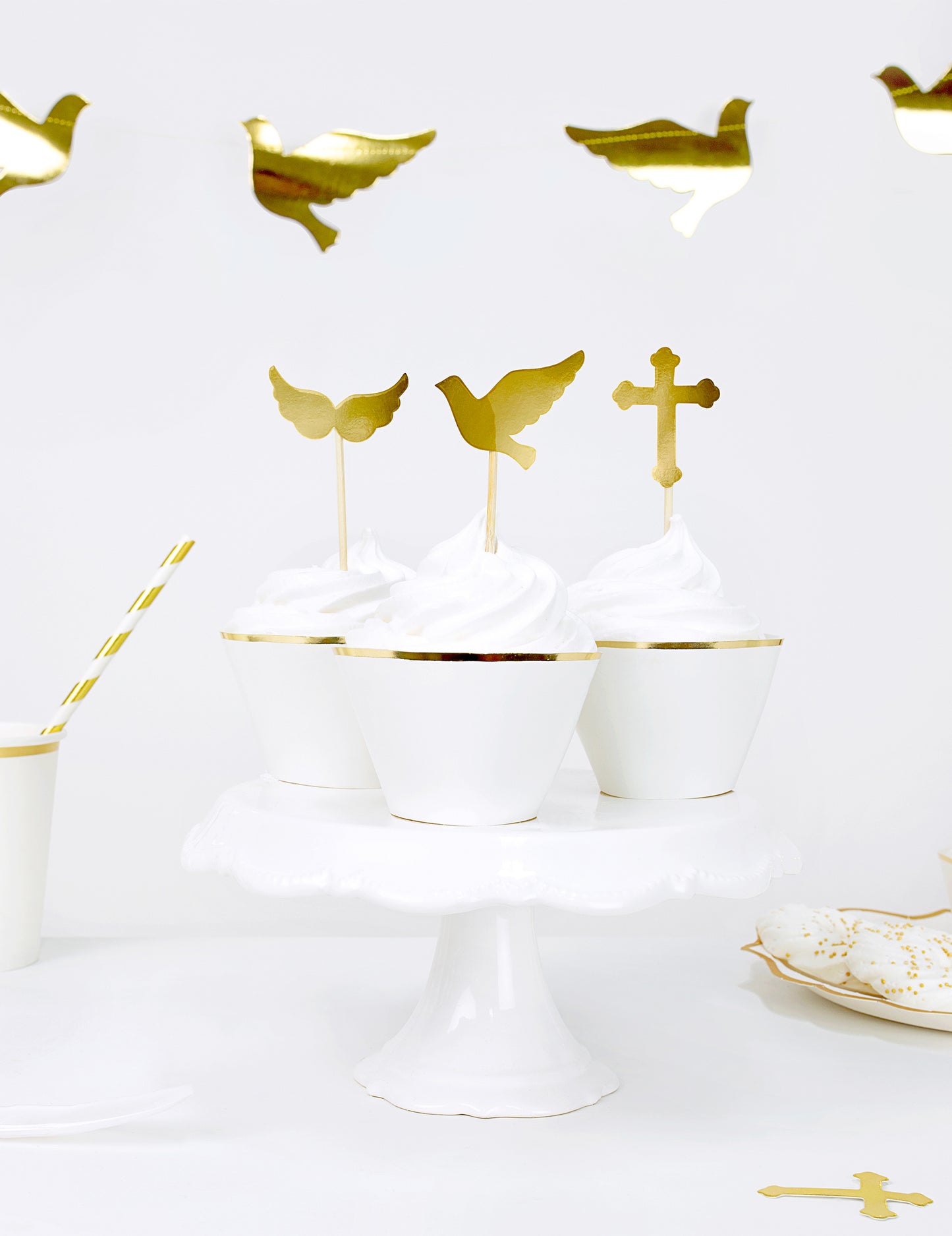 6 bílých a zlatých papírových obalů na košíčky pro svatby