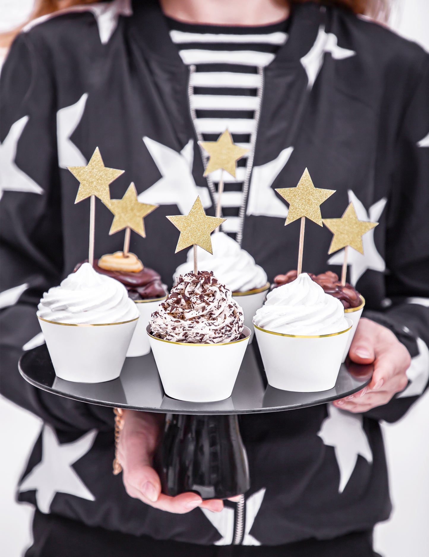 6 bílých a zlatých papírových obalů na košíčky pro svatby