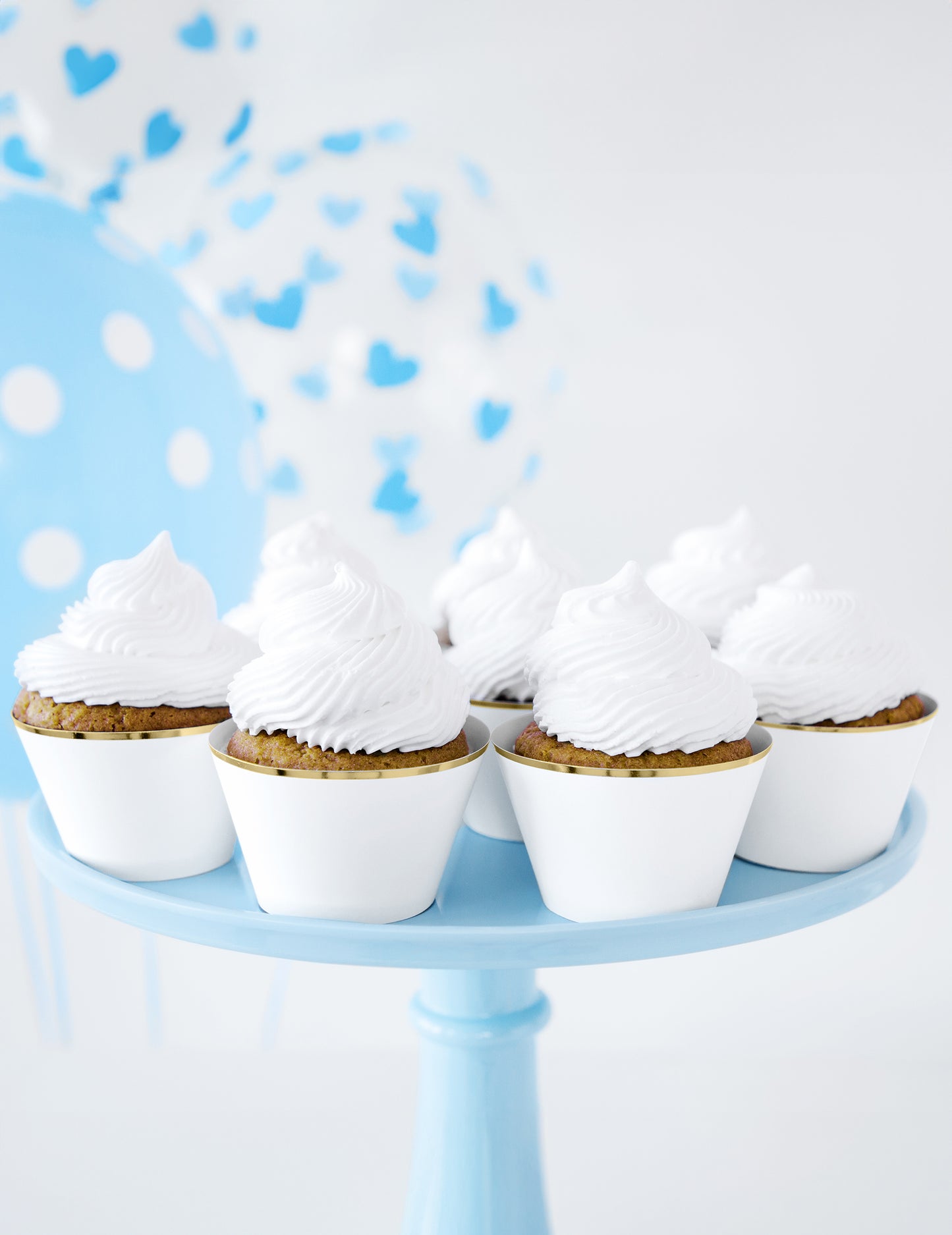 6 bílých a zlatých papírových obalů na košíčky pro svatby