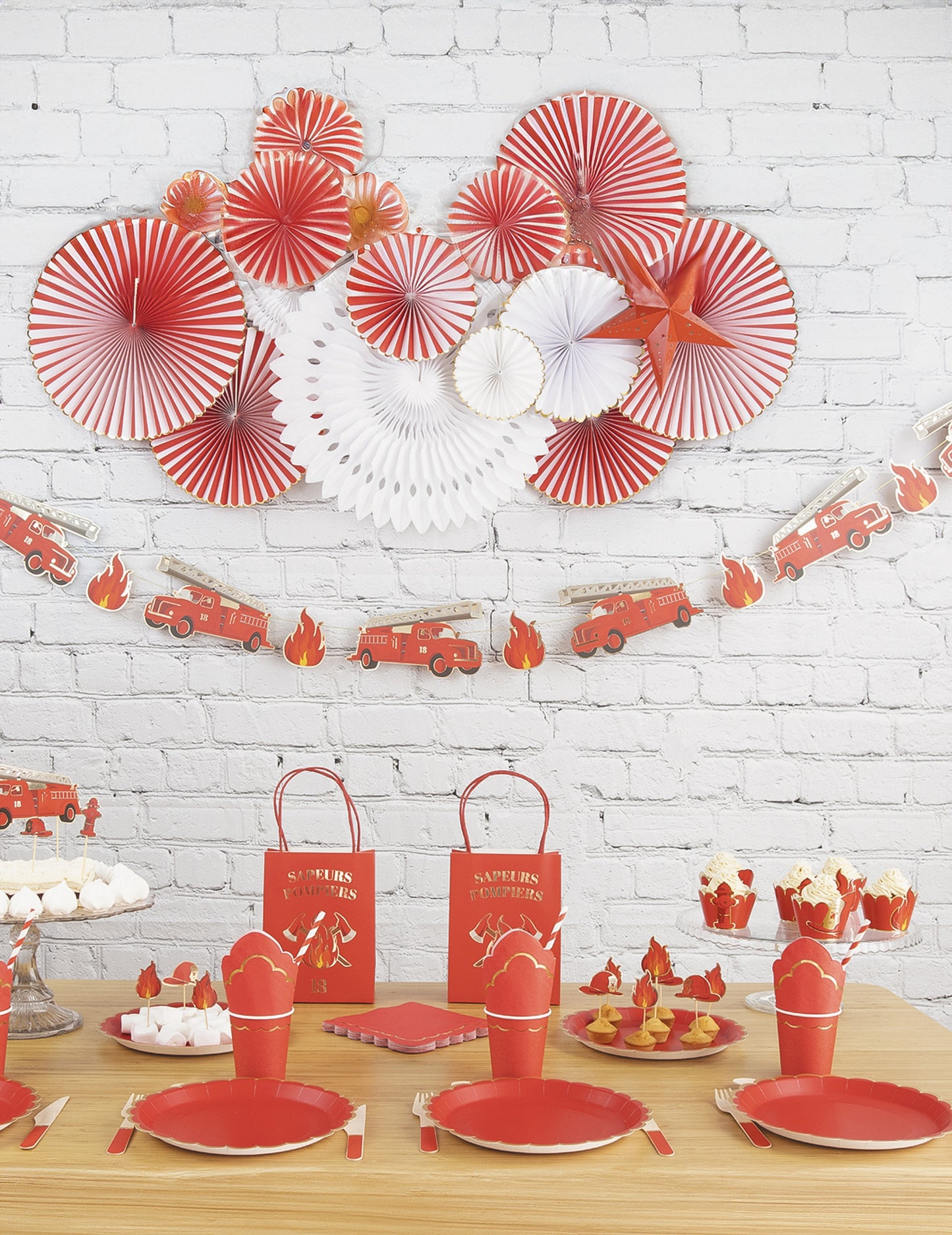 Vue d'ensemble de la table de fête décorée avec les habillages moules à cupcake Pompier