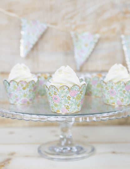 Présentation sur un présentoir en verre des habillages moules à cupcake shabby à fleurs liberty
