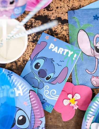Gros plan sur une carte des invitations et enveloppes Stitch