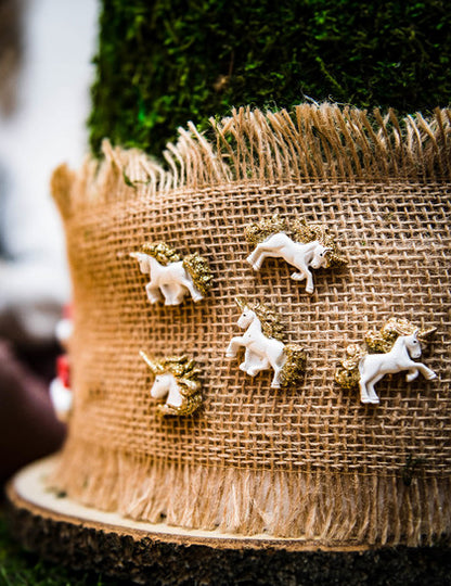 6 bílých lepicích pryskyřičných jednorožců a zlaté třpytky 3 cm
