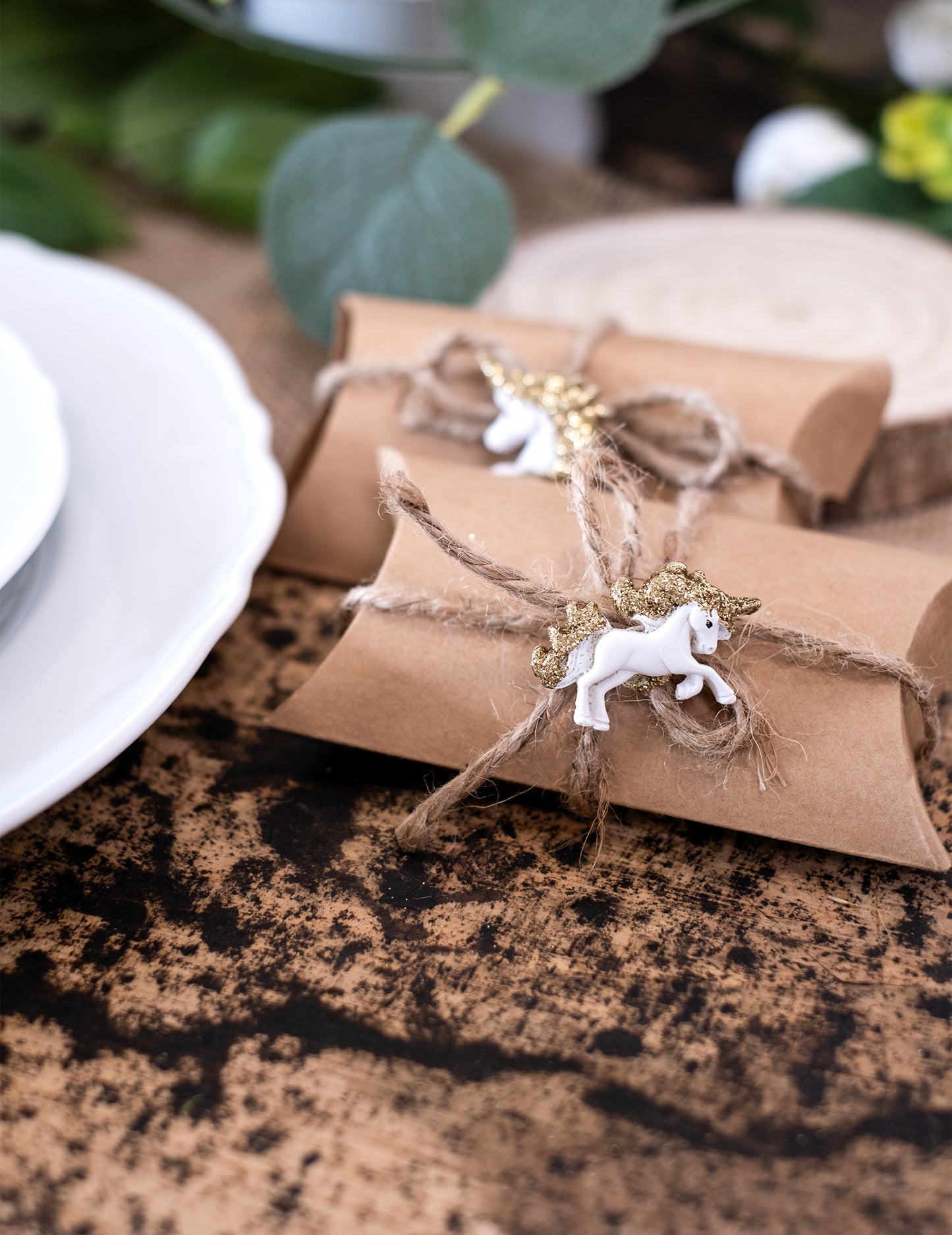 6 bílých lepicích pryskyřičných jednorožců a zlaté třpytky 3 cm