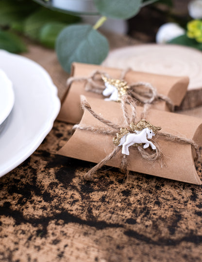 6 bílých lepicích pryskyřičných jednorožců a zlaté třpytky 3 cm