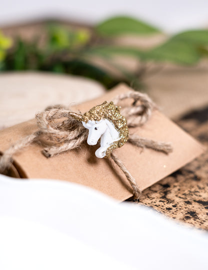 6 bílých lepicích pryskyřičných jednorožců a zlaté třpytky 3 cm