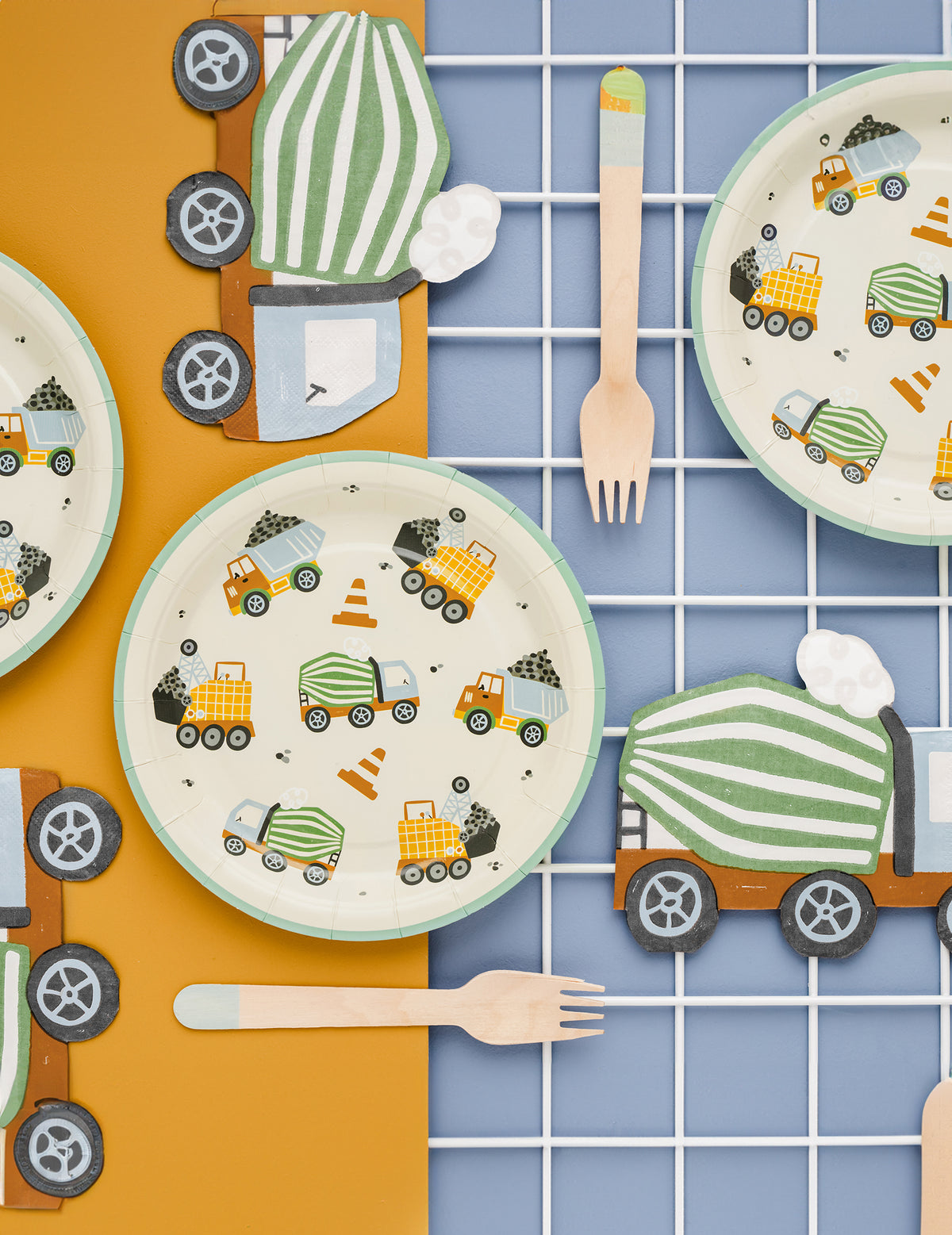 Mise en scène avec serviettes en forme de camions et couverts des assiettes camions de chantier