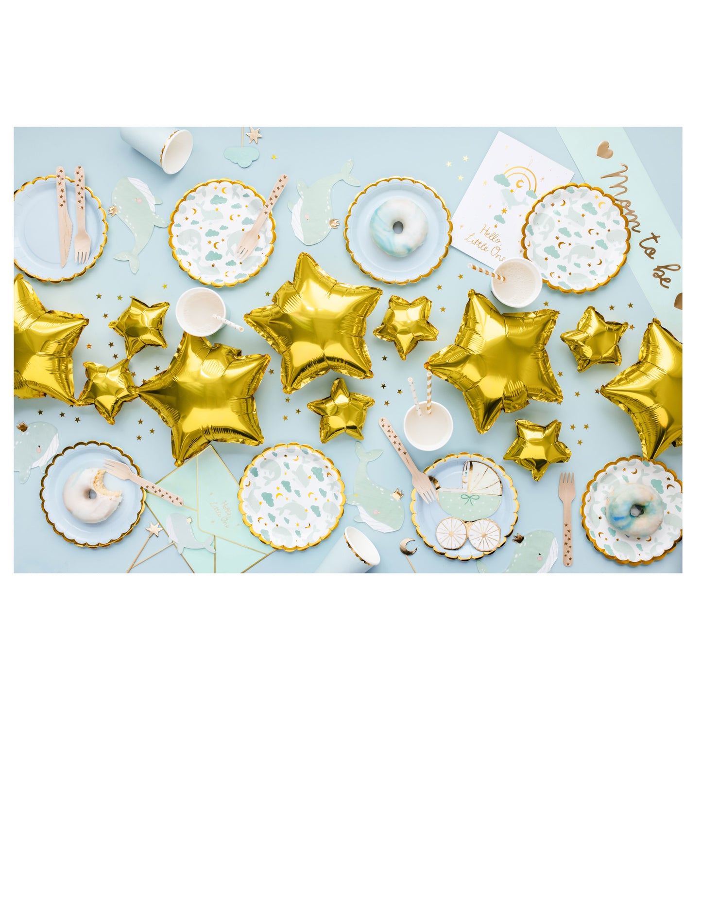 6 malých nebesky modrých papírových talířů 18 cm se zlatými okraji