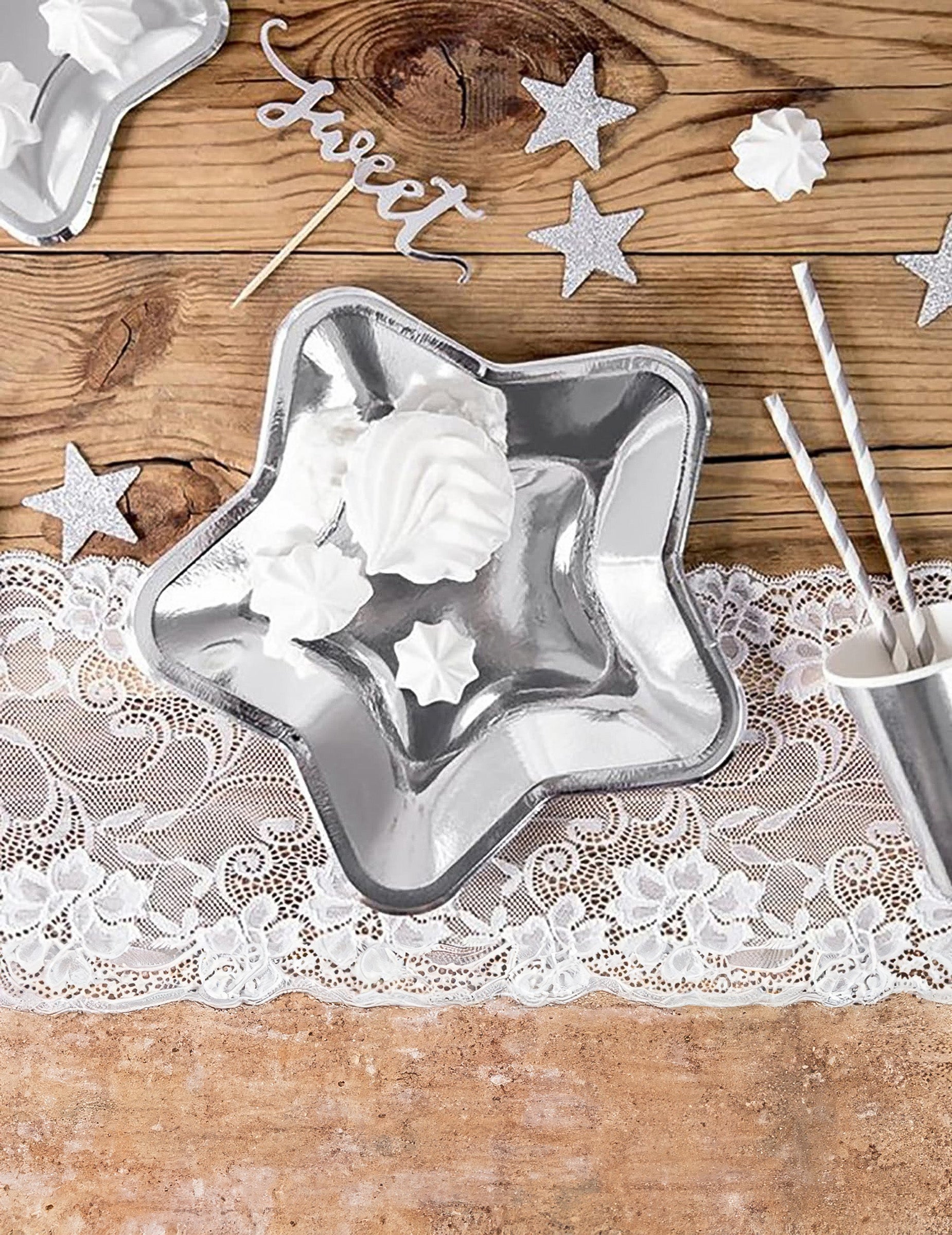 Mise en situation des assiettes en carton étoile pour fête
