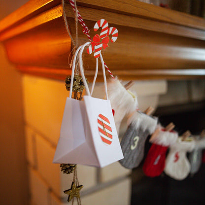 6 malých bílých kartonových sáčků 9 x 10 cm se zkroucenými rukojeťmi