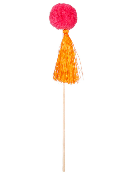Mise en situation sur une table de fête du pics en bois pompons colorés pour fête