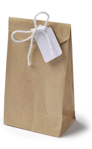 Mise en scène en calendrier de l'Avent des petits sachets kraft pour invités marron avec étiquettes et ficelles blanches