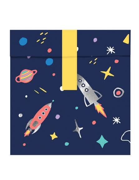 Pohled zepředu na zavřený sáček dárkové tašky z papíru space adventure