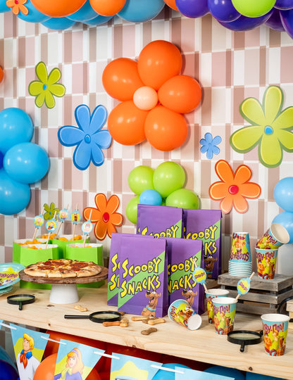 Mise en scène sur une table d'anniversaire des sacs cadeaux Scooby-Doo