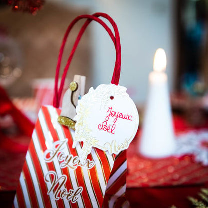 Détail de l'anse et de l'étiquette des sacs en carton Joyeux Noël pour chocolats
