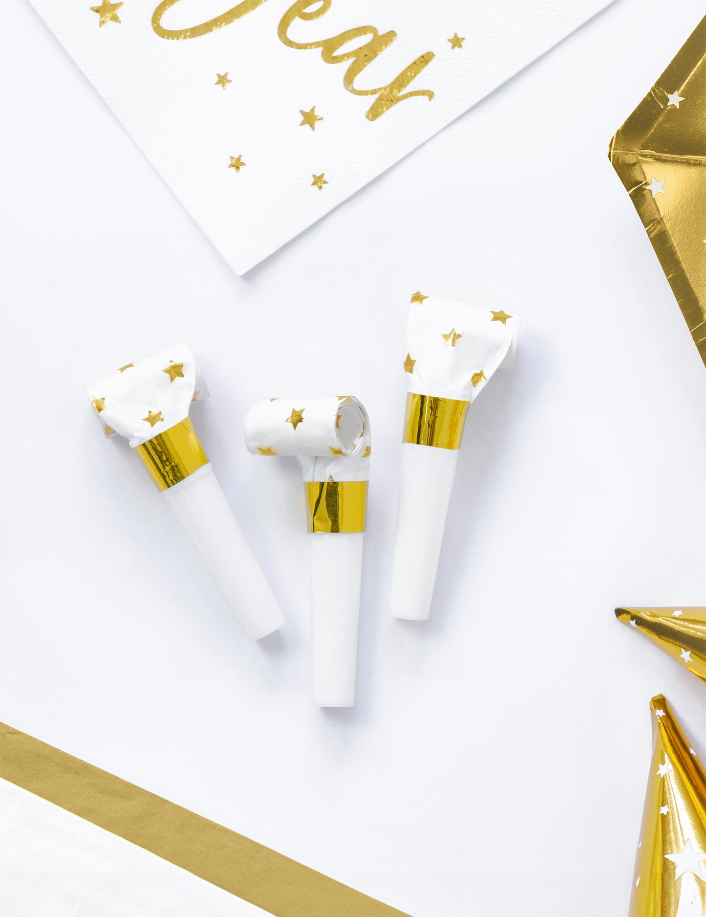 6 bílých a zlatých pantoflí s hvězdami na Nový rok