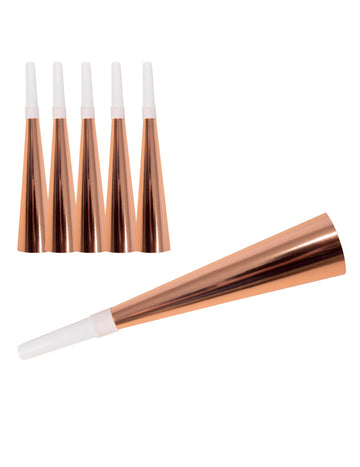 Růžově zlaté papírové trumpety na růžově zlatou metalickou oslavu