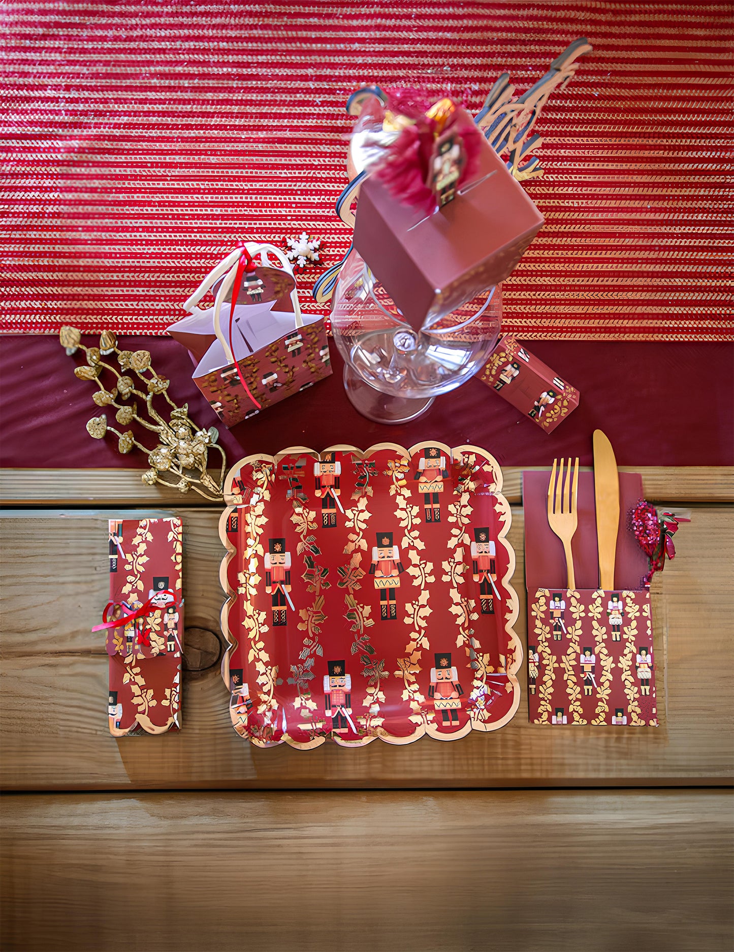 8 slavnostních talířů na louskáček 23 cm červené čtverce