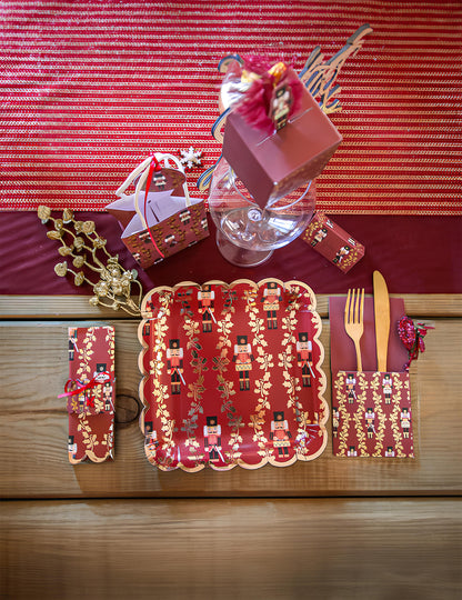 8 slavnostních talířů na louskáček 23 cm červené čtverce