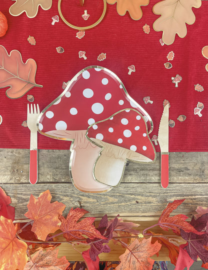 8 červených a bílých houbových papírových talířů 23 cm puntíkovaný