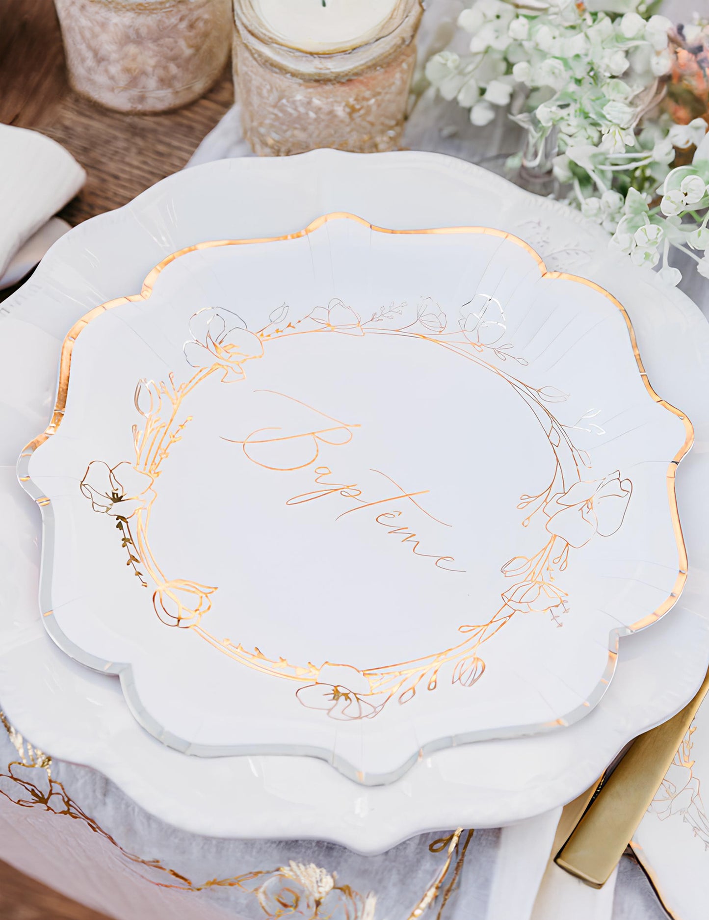 8 křestních papírových talířů 23 cm zlaté květy