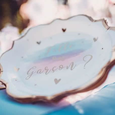 Detail na nápisu na papírových talířích dívka nebo chlapec pro baby shower