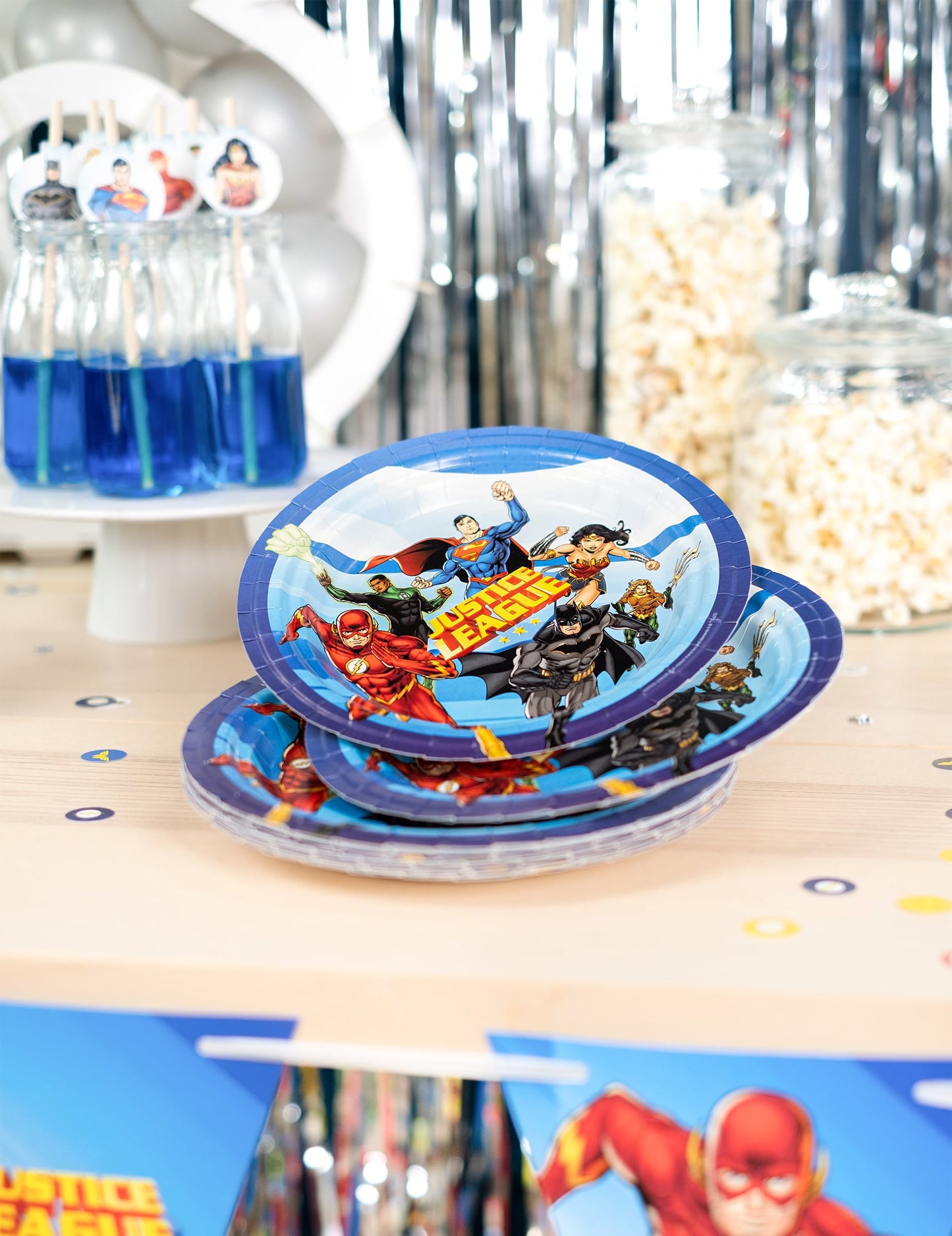 Mise en situation sur un buffet des assiettes en carton Justice League