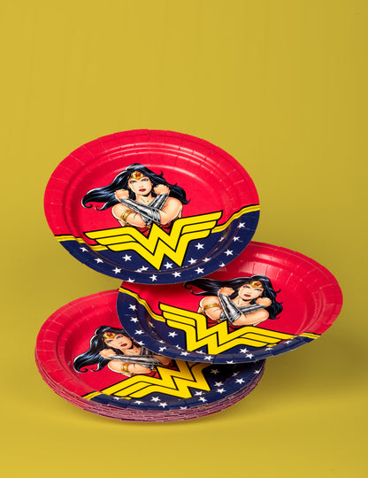 Mise en scène de la pile des assiettes en carton Wonder Woman