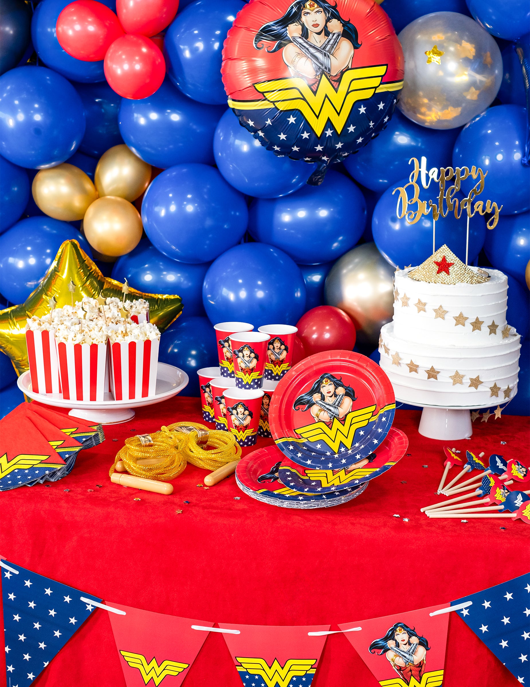 Mise en situation de décoration de fête des assiettes en carton Wonder Woman