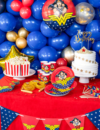 Mise en situation de décoration de fête des assiettes en carton Wonder Woman