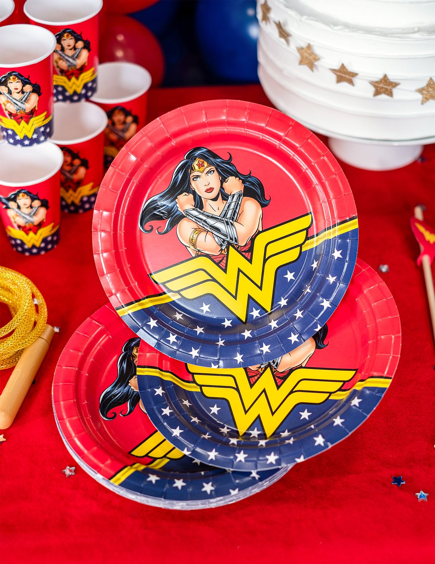 Mise en scène avec gobelets coordonnés des assiettes en carton Wonder Woman