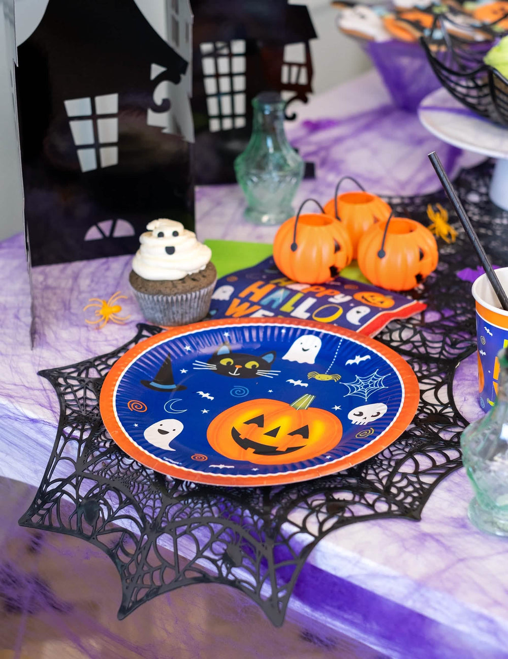 Stolní aranžmá talířů z kartonu halloween Friends