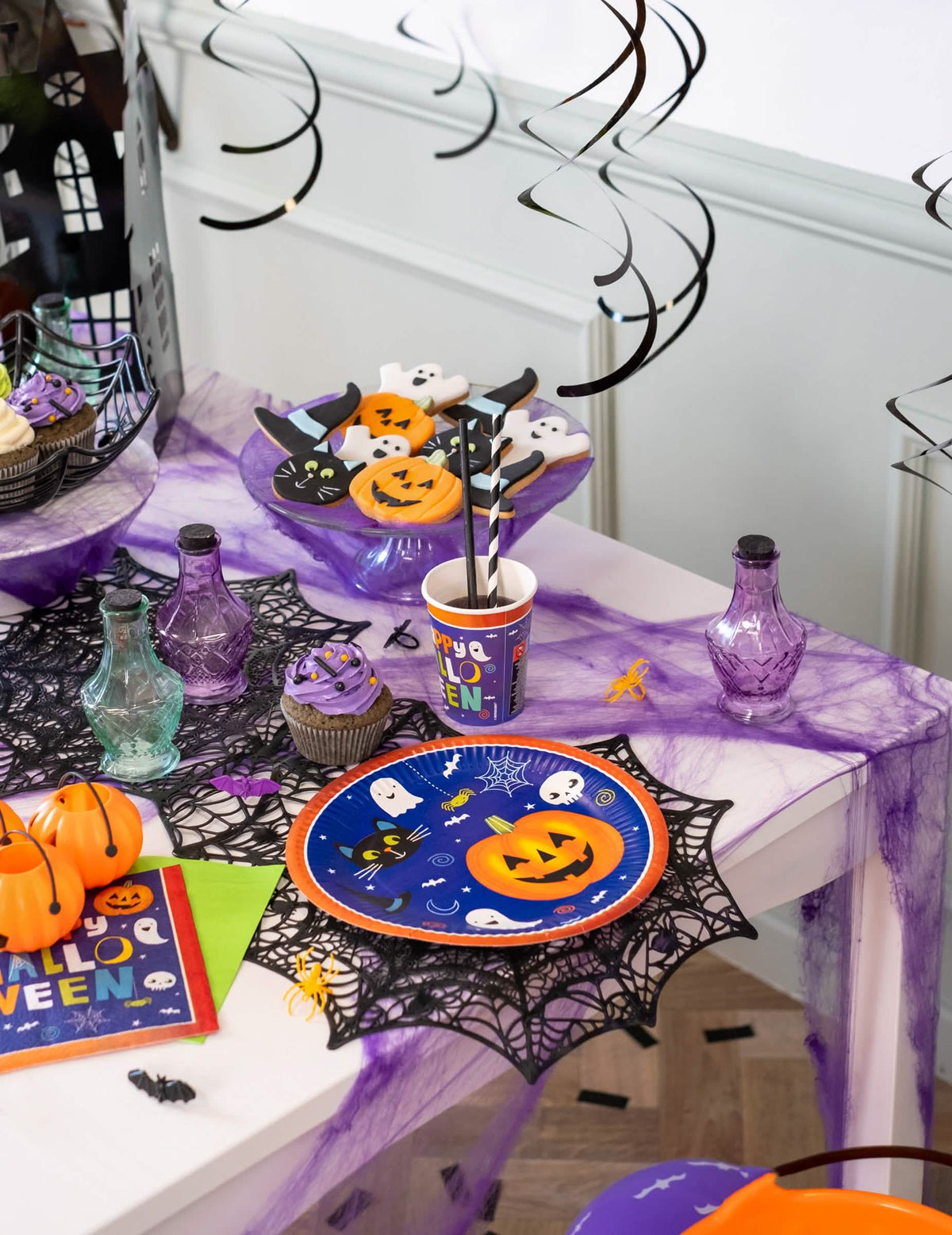 Detail dekorace stolu talíře z kartonu halloween Friends