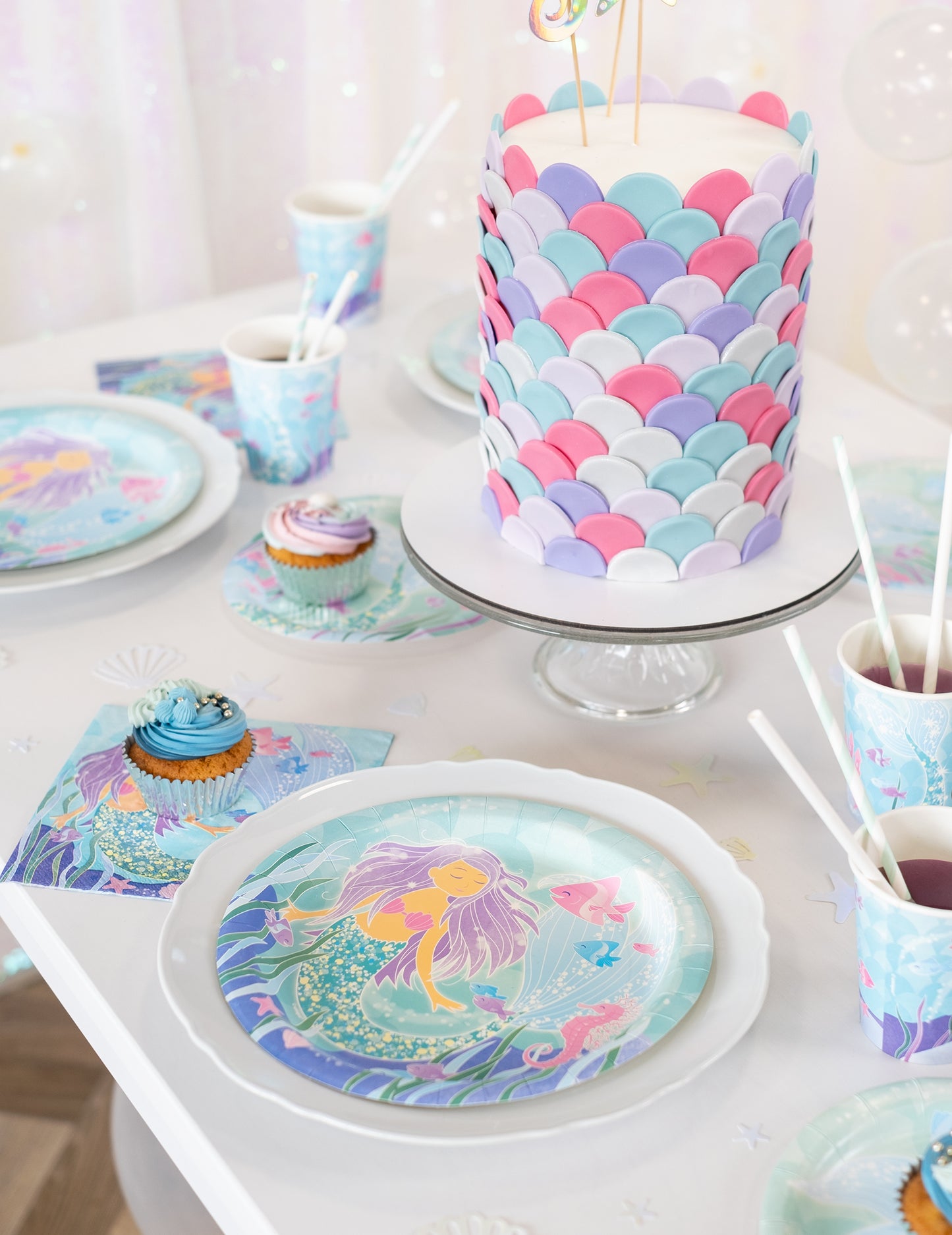 Mise en situation de la décoration de table des assiettes en carton jolie sirène