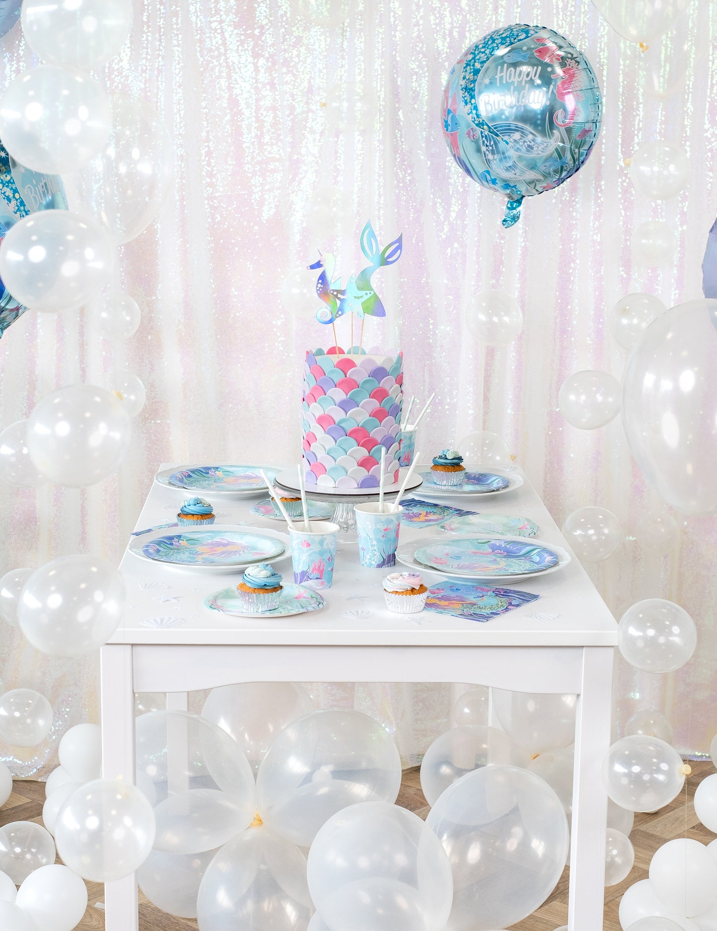 Vue d'ensemble de la décoration de table des assiettes en carton jolie sirène