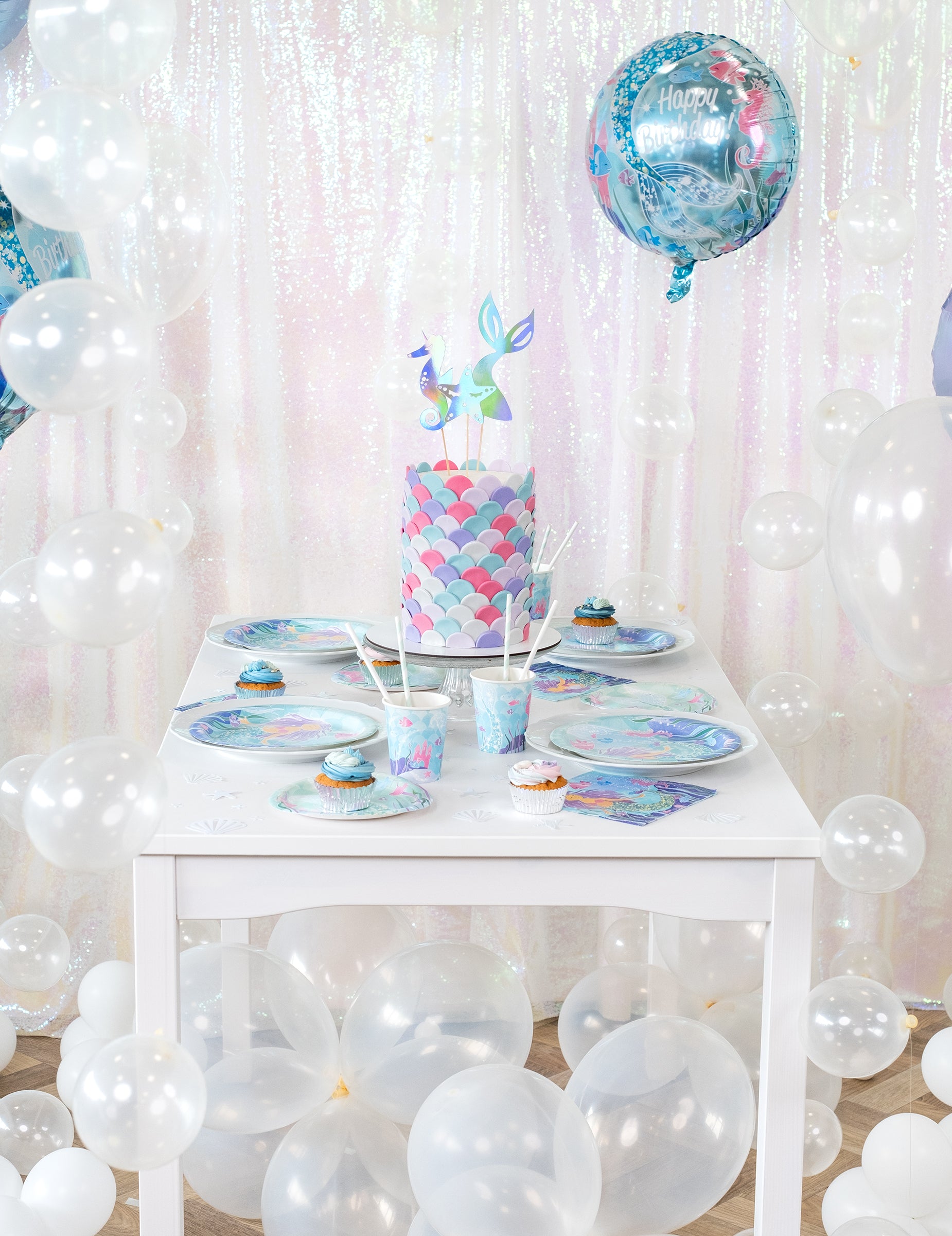 Vue d'ensemble de la décoration de table des assiettes en carton jolie sirène