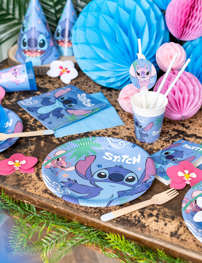 Vue d'ensemble de la table de fête des assiettes en carton Stitch pour enfant