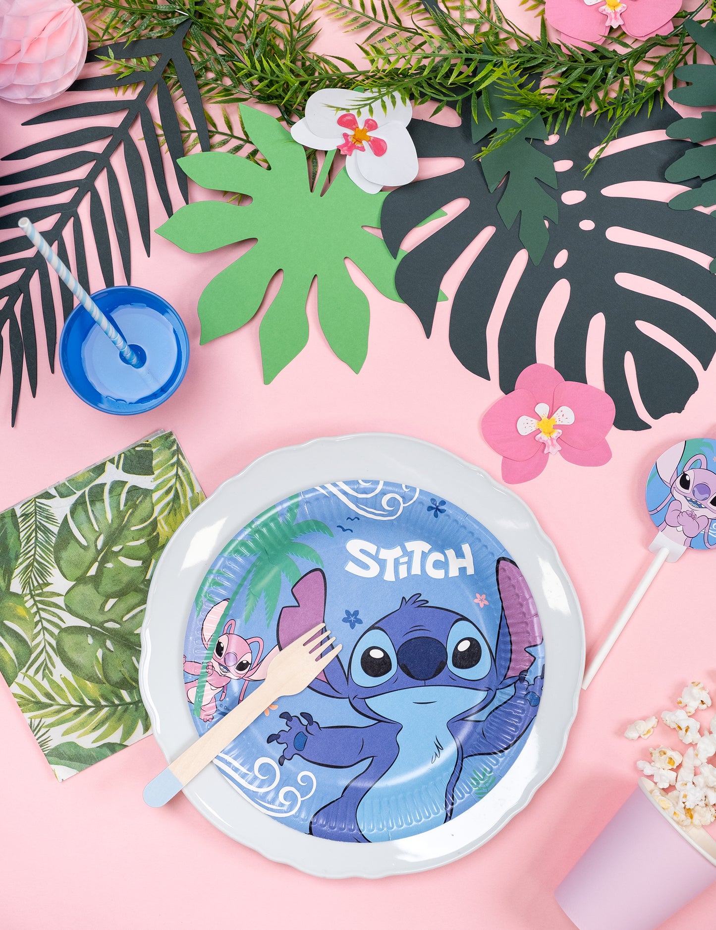 Mise en scène de décoration de table des assiettes en carton Stitch pour enfant