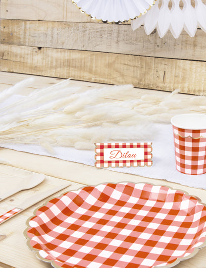 8 vroubkovaných červených a bílých ginghamových kartonových desek 23 cm